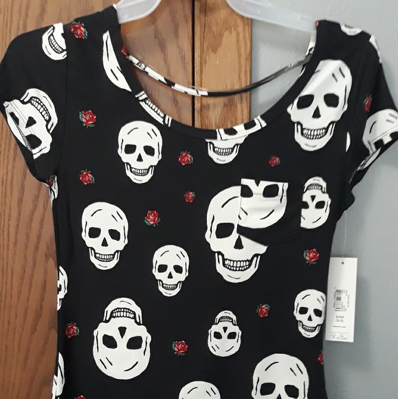 Skull Pocket Scoop Tee - Picture 3 of 6